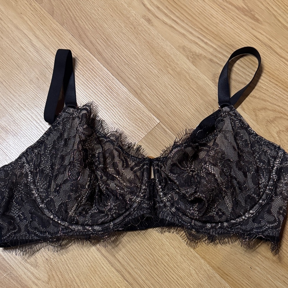 Sofia by Sofia Vergara Size 40D Black and Gold Lace Bra